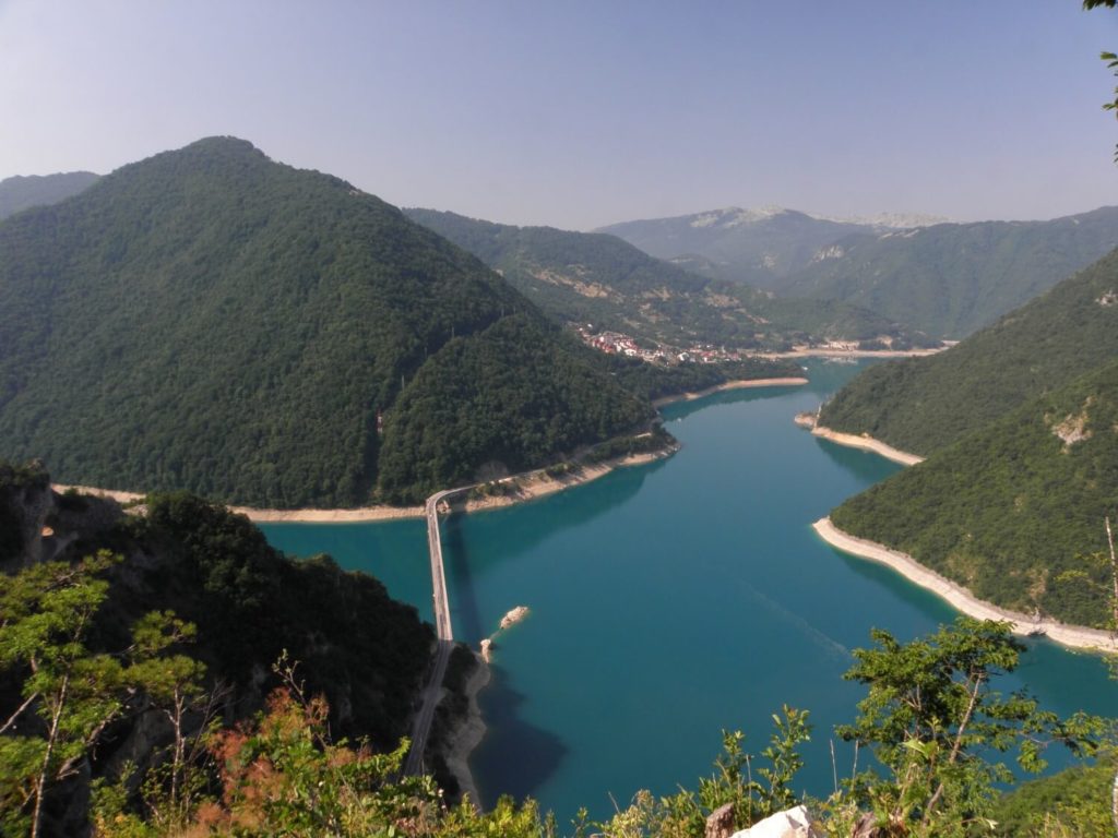 Wspaniały widok na jezioro Pivsko, Czarnogóra