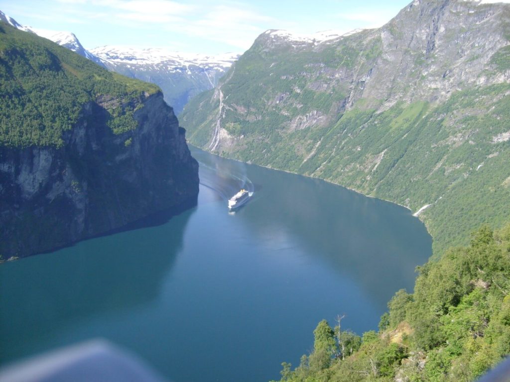 Statek pasażerski pływający po wodach Geriangerfjord-u